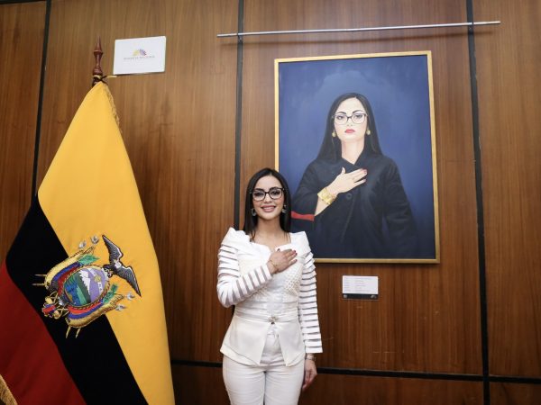 Viviana Veloz devela su pintura como presidenta de la Asamblea Nacional