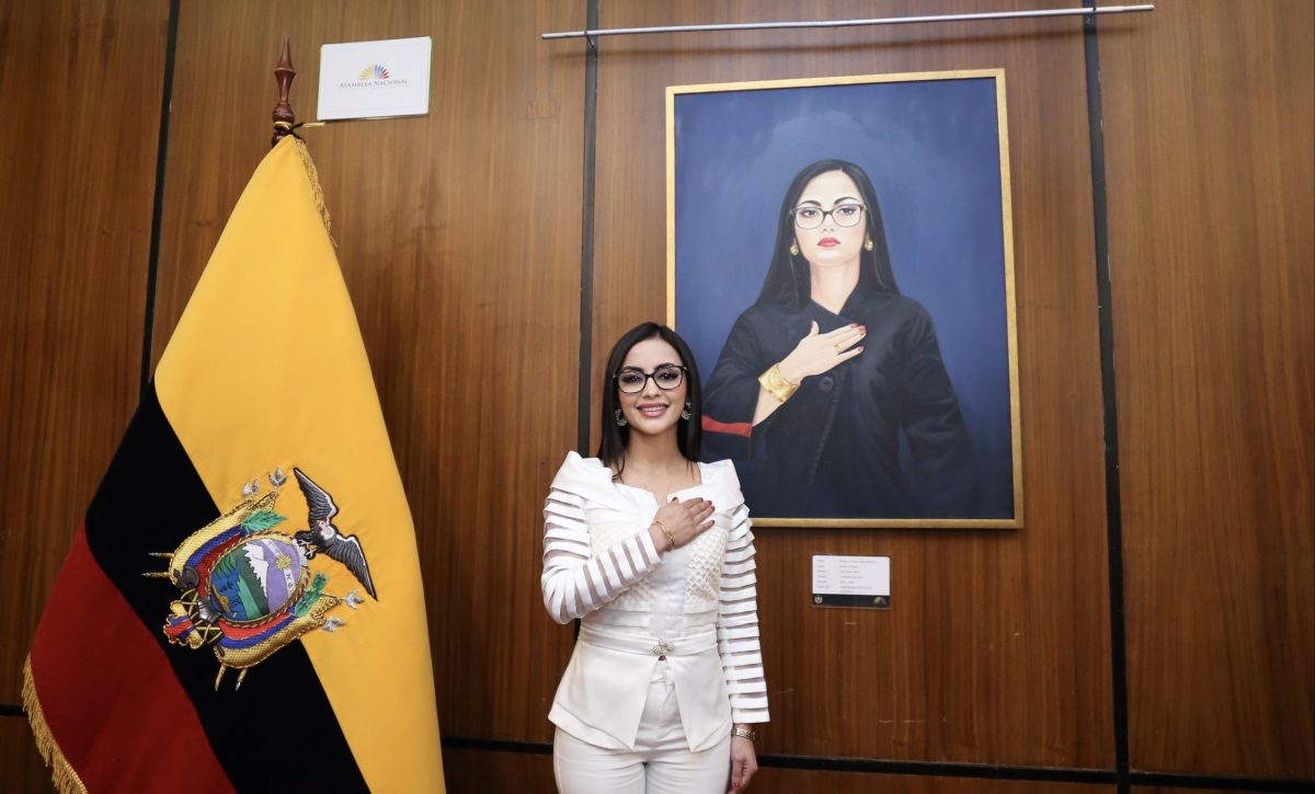 Viviana Veloz devela su pintura como presidenta de la Asamblea Nacional