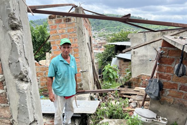 Víctor Sánchez es uno de los damnificados de El Florón, y espera que que le ayuden con la casa que le han ofrecido.