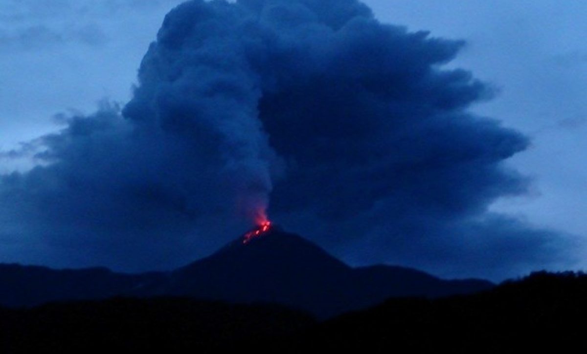 Volcán Reventador registró intensa actividad con emisiones de ceniza y material incandescente durante el fin de semana