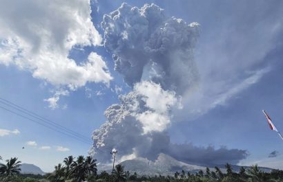 Volcán en Indonesia erupciona y cancela decenas de vuelos