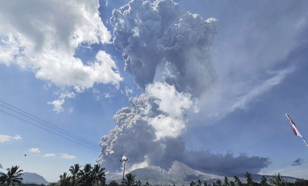 Volcán en Indonesia erupciona y cancela decenas de vuelos