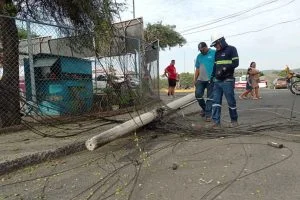 Volqueta derriba dos postes y deja sin internet a un sector de Portoviejo