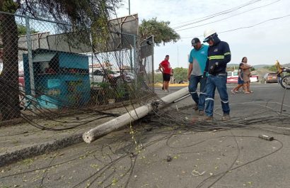 Volqueta derriba dos postes y deja sin internet a un sector de Portoviejo