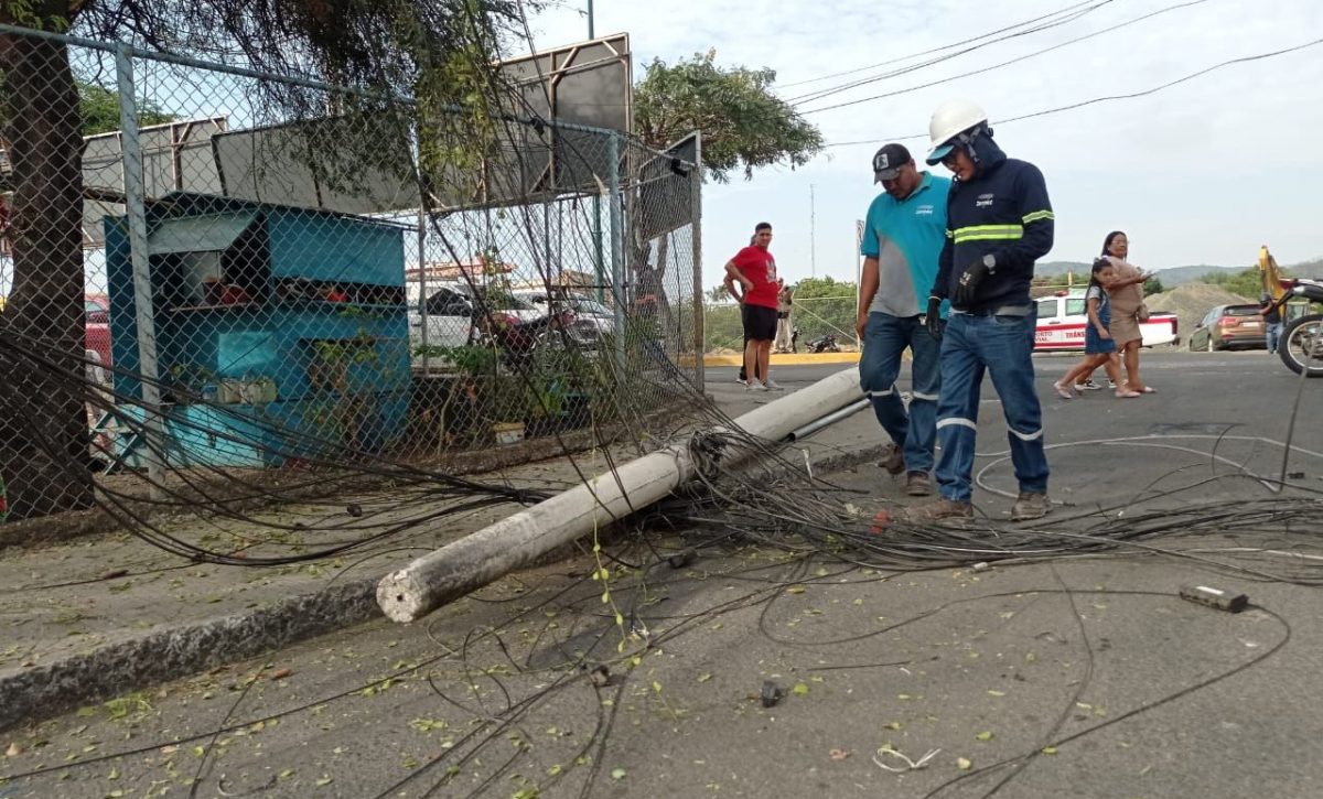 Volqueta derriba dos postes y deja sin internet a un sector de Portoviejo