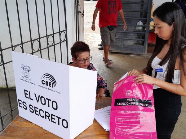 Votantes con dificultades para movilizarse se acogieron al voto asistido en San Vicente