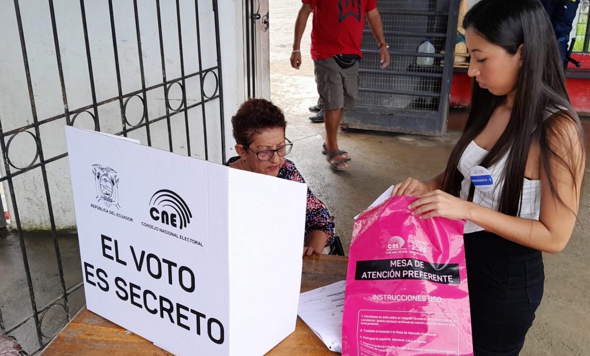 Votantes con dificultades para movilizarse se acogieron al voto asistido en San Vicente