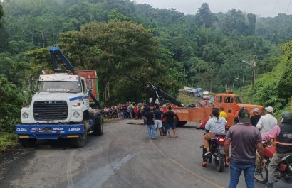 Vuelco de camión deja dos muertos en la vía El Carmen – Buena Fe