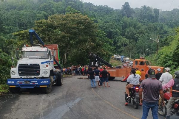 Vuelco de camión deja dos muertos en la vía El Carmen – Buena Fe