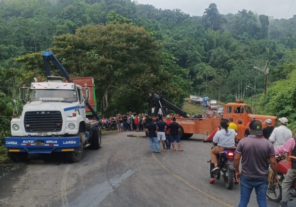 Vuelco de camión deja dos muertos en la vía El Carmen – Buena Fe