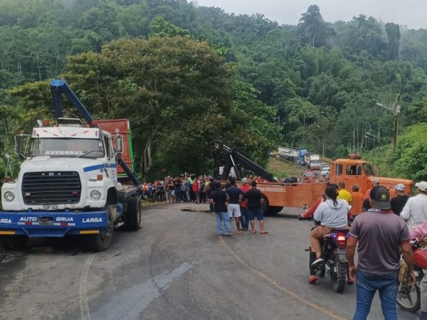 Vuelco de camión deja dos muertos en la vía El Carmen – Buena Fe