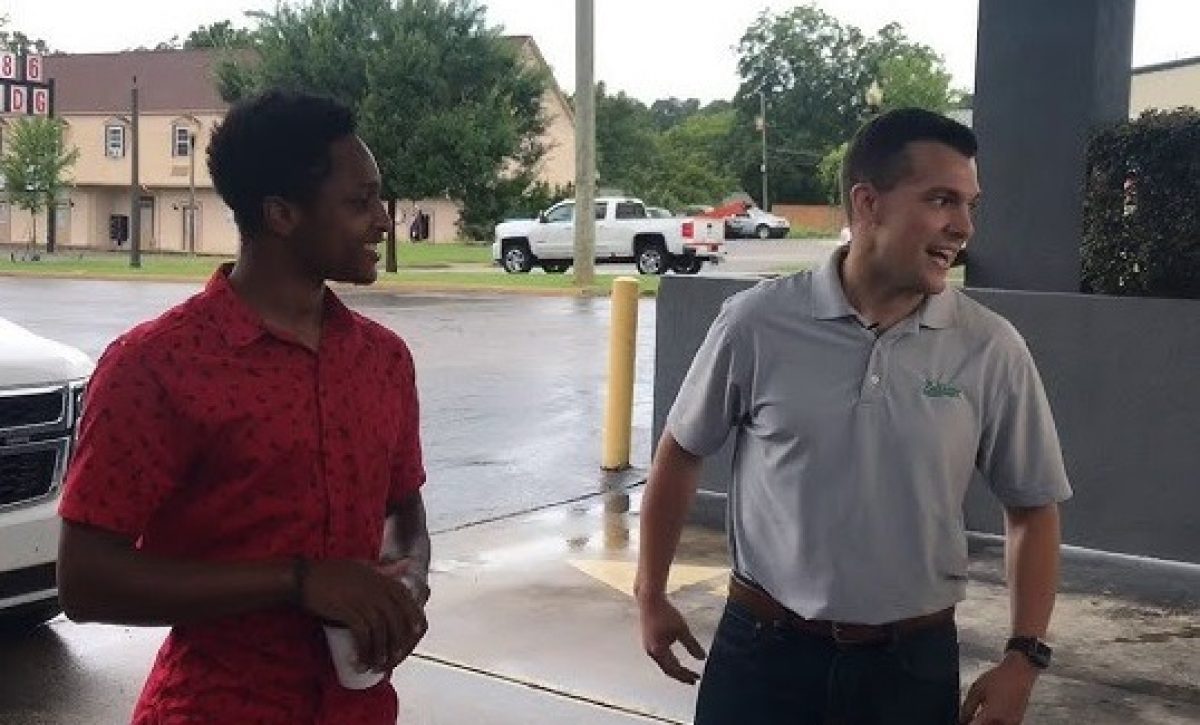 Walter Carr, un joven de Alabama, Estados Unidos, caminó 32 kilómetros durante siete horas para llegar a su primer día de trabajo.
