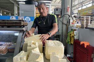 Walter Meza, comerciante de queso, asegura que el precio subió hace dos meses y no ha bajado.