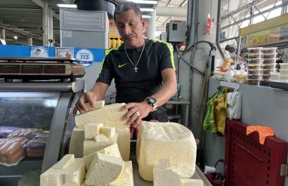 Walter Meza, comerciante de queso, asegura que el precio subió hace dos meses y no ha bajado.