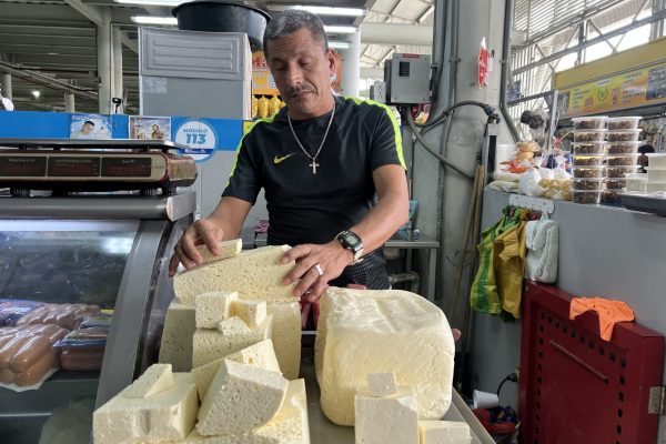 Walter Meza, comerciante de queso, asegura que el precio subió hace dos meses y no ha bajado.