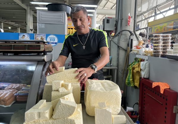 Walter Meza, comerciante de queso, asegura que el precio subió hace dos meses y no ha bajado.