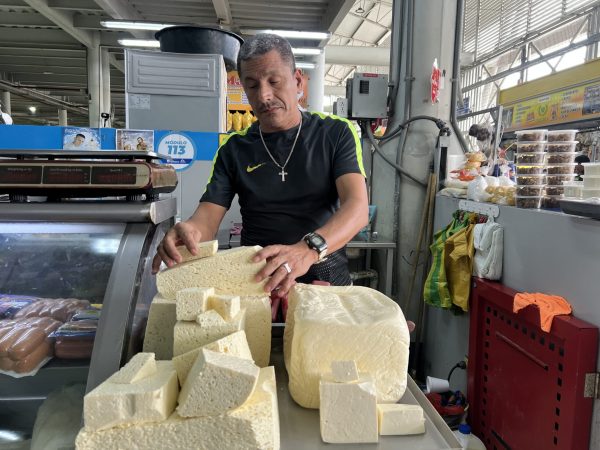 Walter Meza, comerciante de queso, asegura que el precio subió hace dos meses y no ha bajado.