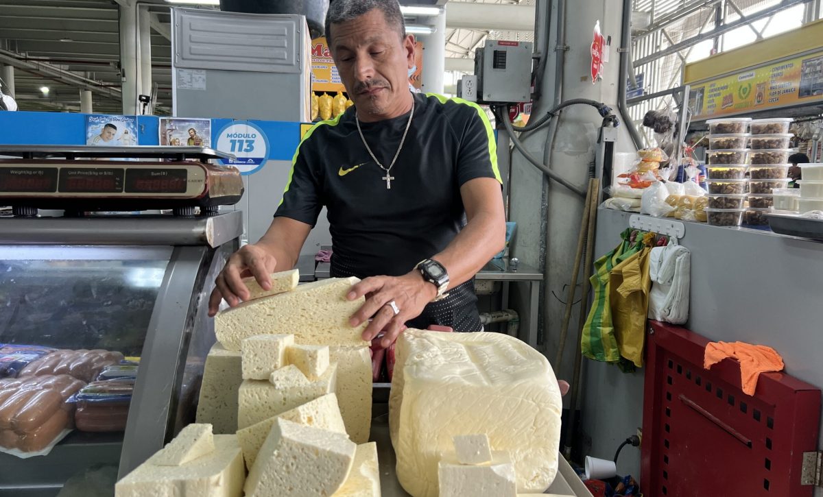 Walter Meza, comerciante de queso, asegura que el precio subió hace dos meses y no ha bajado.