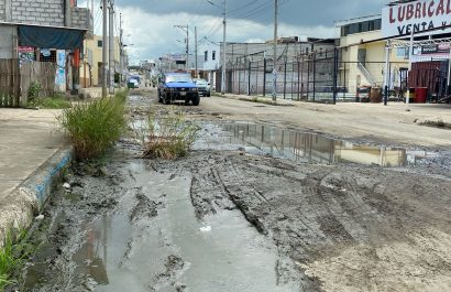 Huecos y charcos en algunas calles de Manta
