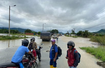 Vía Portoviejo -Santa Ana cerrada inundación / Estancia Vieja