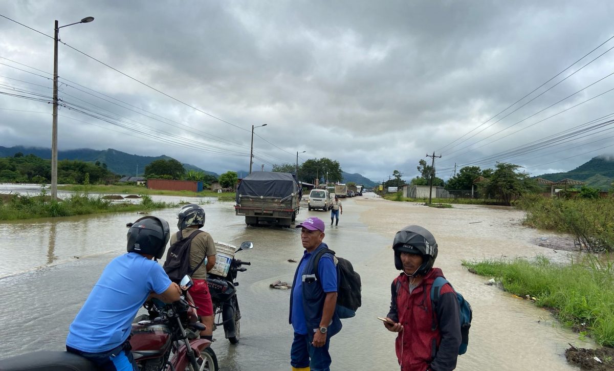 Vía Portoviejo -Santa Ana cerrada inundación / Estancia Vieja