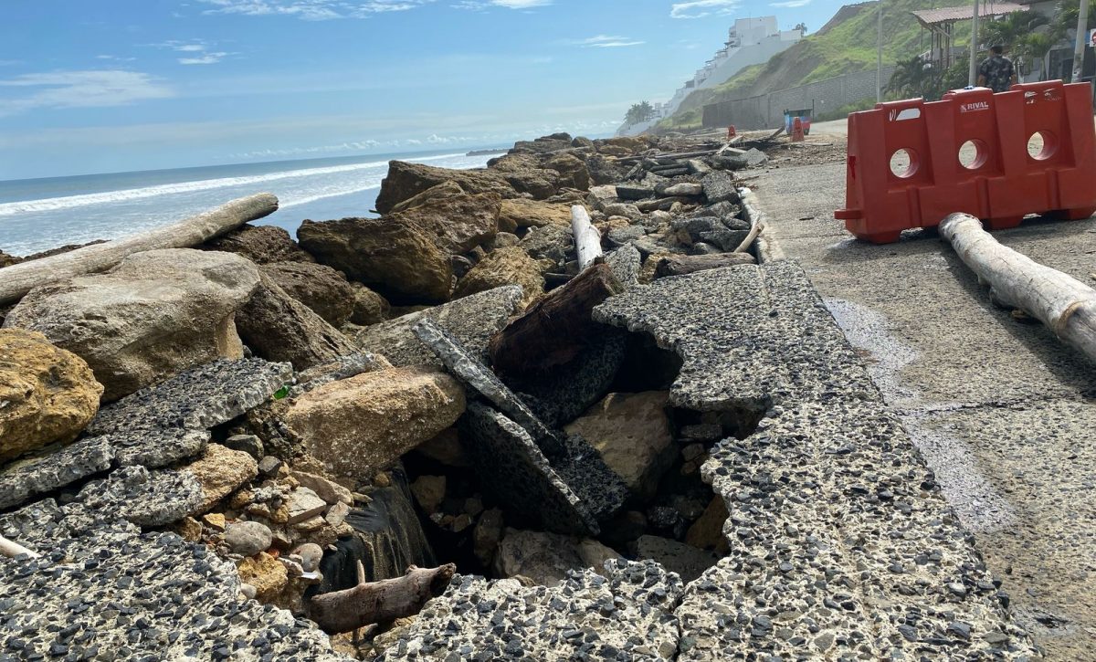 Manta sufre daños por oleajes, socavones y accidentes afectan a turistas