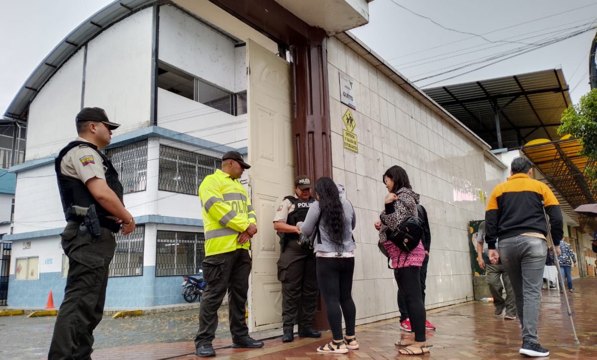 Este domingo, 13 de abril de 2025, la provincia de Santo Domingo de los Tsáchilas dio inicio a la segunda vuelta de las elecciones presidencialesEste domingo, 13 de abril de 2025, la provincia de Santo Domingo de los Tsáchilas dio inicio a la segunda vuelta de las elecciones presidenciales de Ecuador, con Daniel Noboa y Luisa González como candidatos, en una jornada marcada por fuertes lluvias de Ecuador, con Daniel Noboa y Luisa González como candidatos, en una jornada marcada por fuertes lluvias que no detuvieron a los votantes en su decisión de definir el liderazgo del país para los próximos cuatro años.