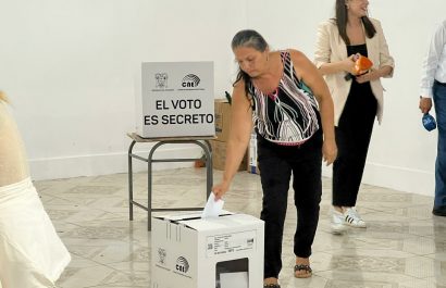 El proceso electoral se da con normalidad en la junta número 4 de la unidad educativa Carlos Pomerio Zambrano, de Canuto.