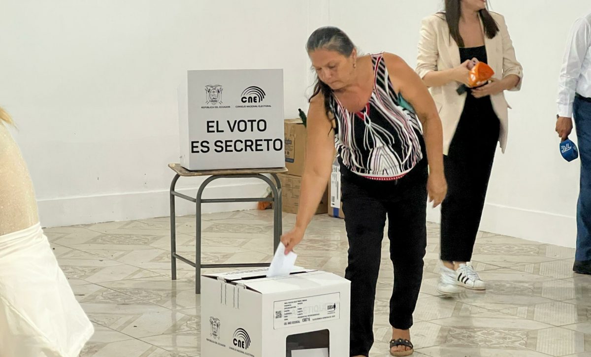 El proceso electoral se da con normalidad en la junta número 4 de la unidad educativa Carlos Pomerio Zambrano, de Canuto.