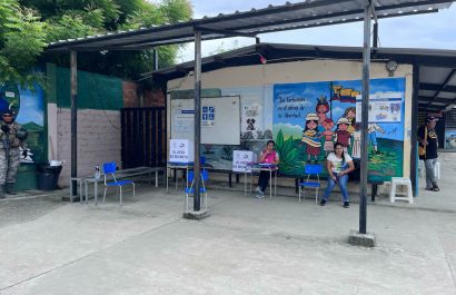 Desde las 07:00 del 13 de abril de 2025, cientos de ciudadanos comenzaron a votar en la Unidad Educativa Dr. José María Egas, en Manta,