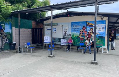 Desde las 07:00 del 13 de abril de 2025, cientos de ciudadanos comenzaron a votar en la Unidad Educativa Dr. José María Egas, en Manta,