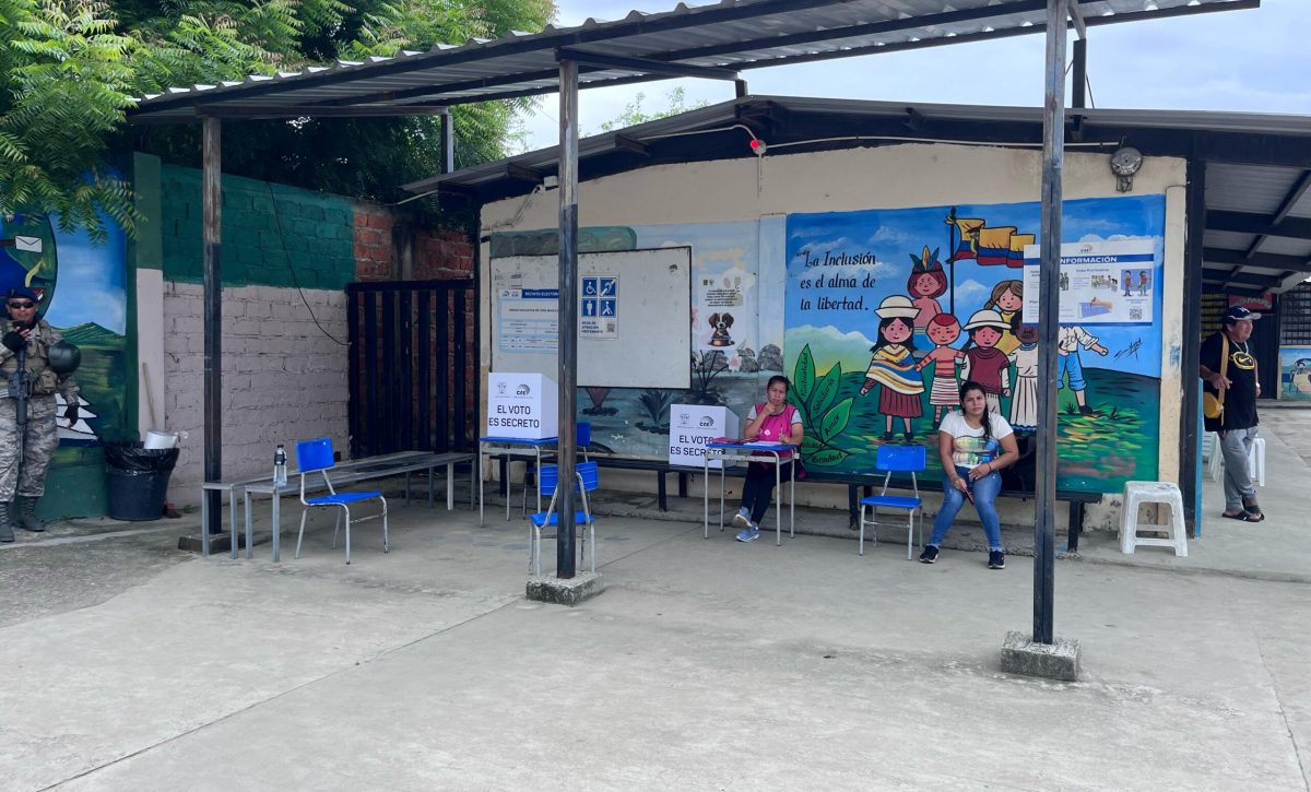 Desde las 07:00 del 13 de abril de 2025, cientos de ciudadanos comenzaron a votar en la Unidad Educativa Dr. José María Egas, en Manta,
