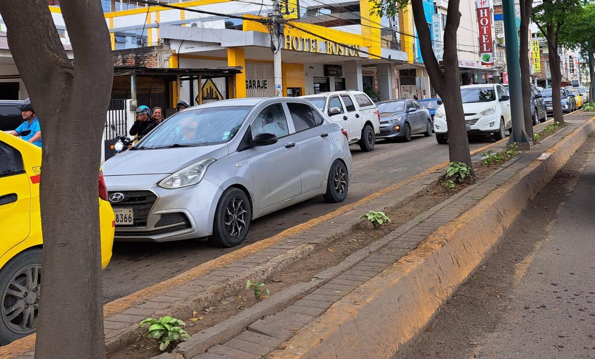 Caos vehicular afecta avenida 15 de Abril en Portoviejo durante jornada electoral