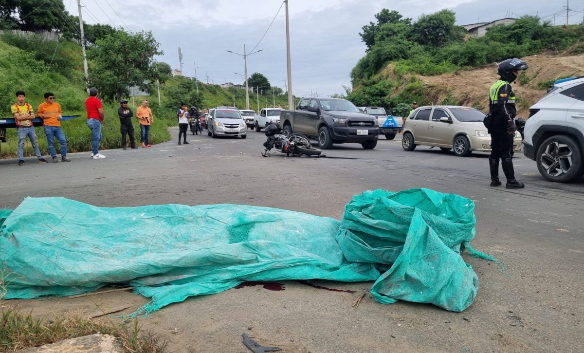 Motociclista muere en un accidente de tránsito en la vía Circunvalación, en Manta