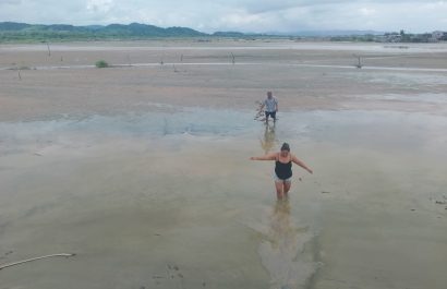 Patricia Muñoz y Joaquín Castro intentan caminar por la zona donde estuvieron las minas de sal y ahora es solo una inmensa pampa