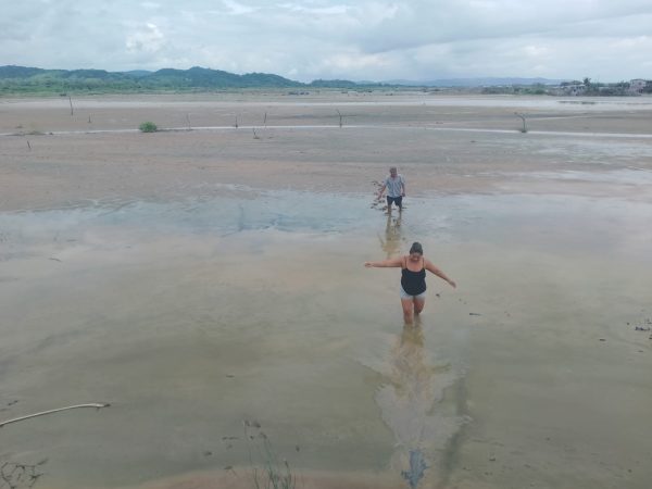 Patricia Muñoz y Joaquín Castro intentan caminar por la zona donde estuvieron las minas de sal y ahora es solo una inmensa pampa