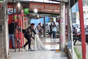 Brutal asesinato en Manta: Comerciante acribillado en centro comercial La Bahía