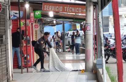 Brutal asesinato en Manta: Comerciante acribillado en centro comercial La Bahía