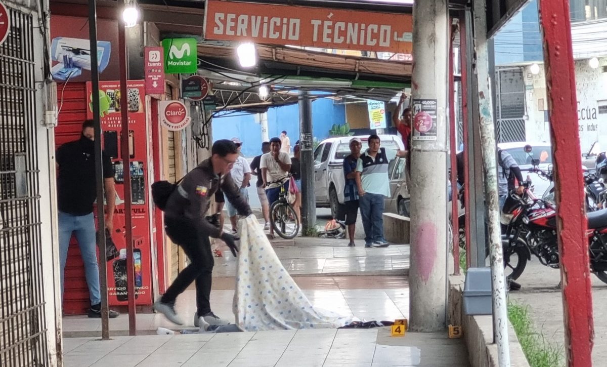 Brutal asesinato en Manta: Comerciante acribillado en centro comercial La Bahía