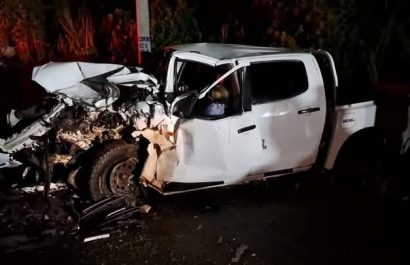 Tres personas fallecen en choque frontal entre camionetas en Muisne, Esmeraldas