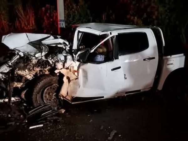 Tres personas fallecen en choque frontal entre camionetas en Muisne, Esmeraldas
