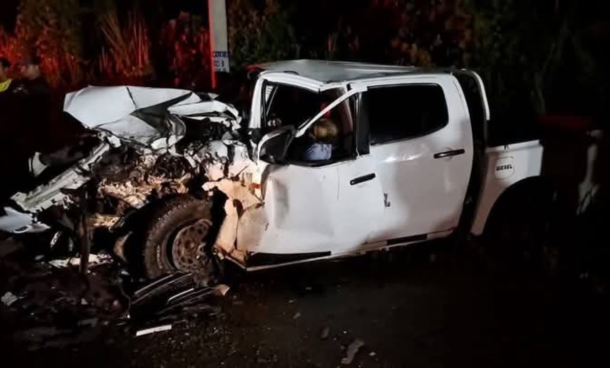 Tres personas fallecen en choque frontal entre camionetas en Muisne, Esmeraldas