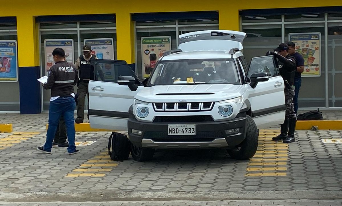 Montecristi: crimen a tiros en parqueadero de supermercado deja una víctima fatal