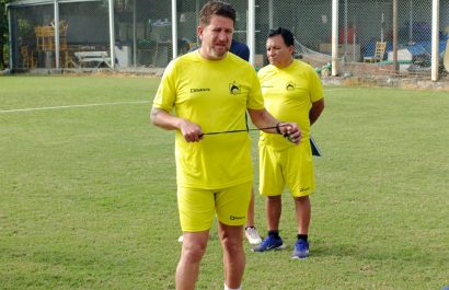 Patricio Urrutia dirigiendo un entrenamiento de Delfín SC