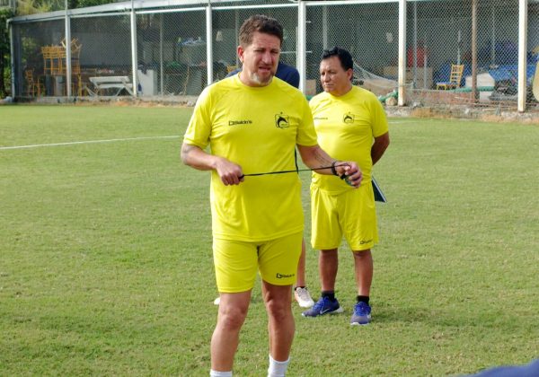 Patricio Urrutia dirigiendo un entrenamiento de Delfín SC