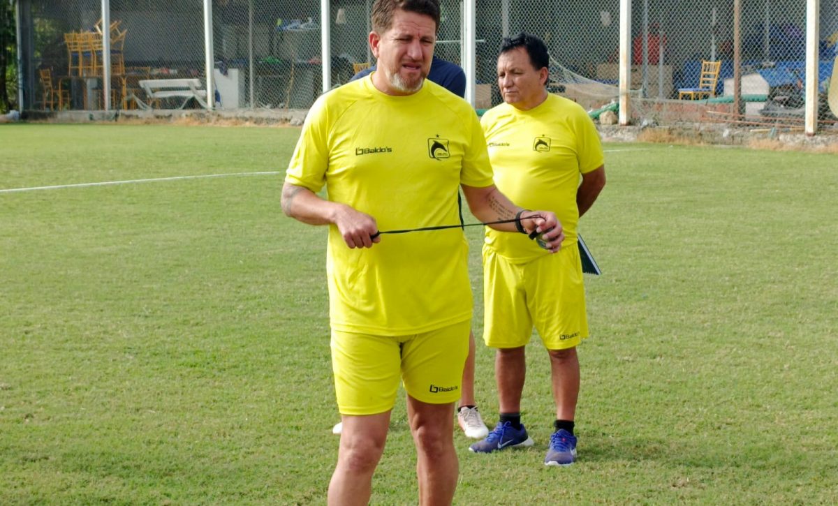 Patricio Urrutia dirigiendo un entrenamiento de Delfín SC
