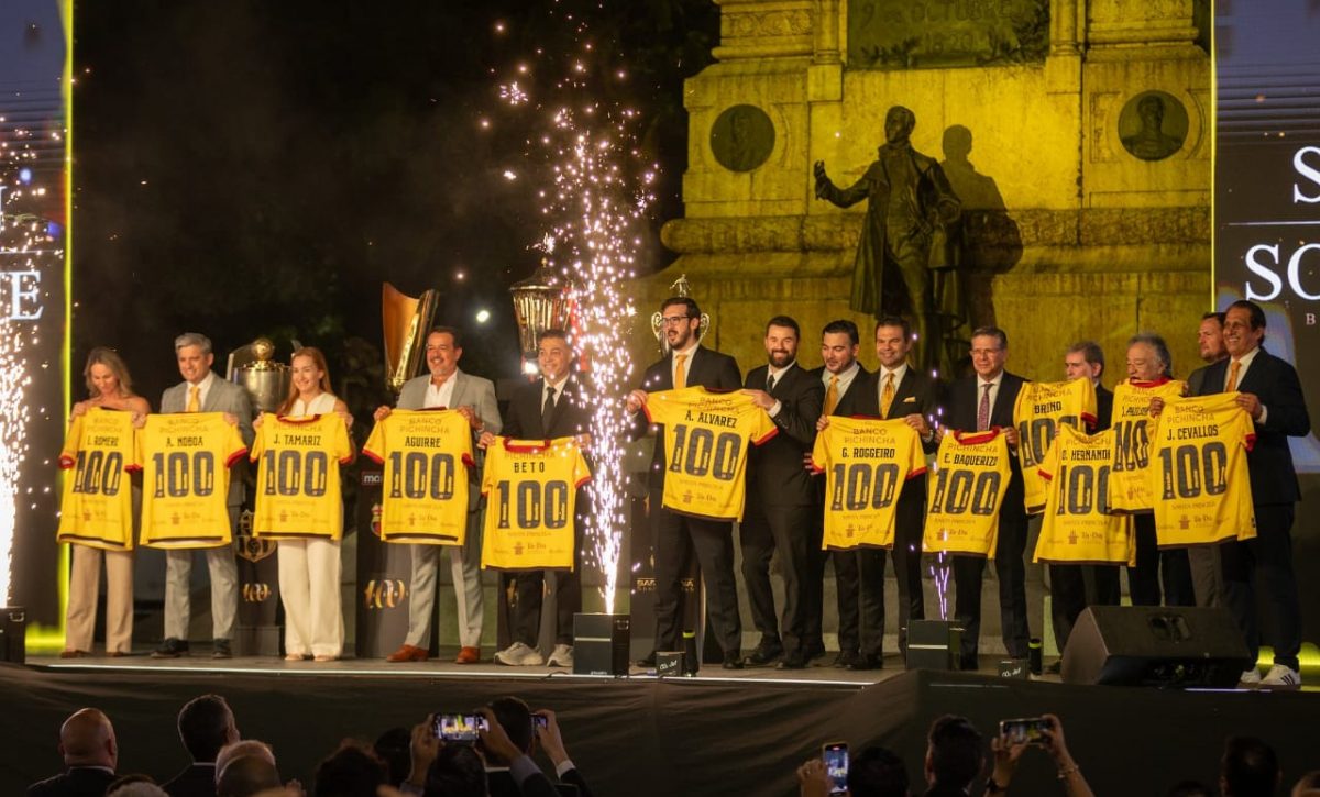 La sesión solemne, que dio inicio pasadas las 17:30 de este 1 de mayo