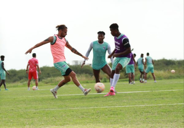 Jugadores del Manta FC durante un entrenamiento en el complejo San Juan.