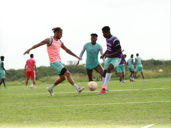Jugadores del Manta FC durante un entrenamiento en el complejo San Juan.