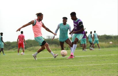 Jugadores del Manta FC durante un entrenamiento en el complejo San Juan.